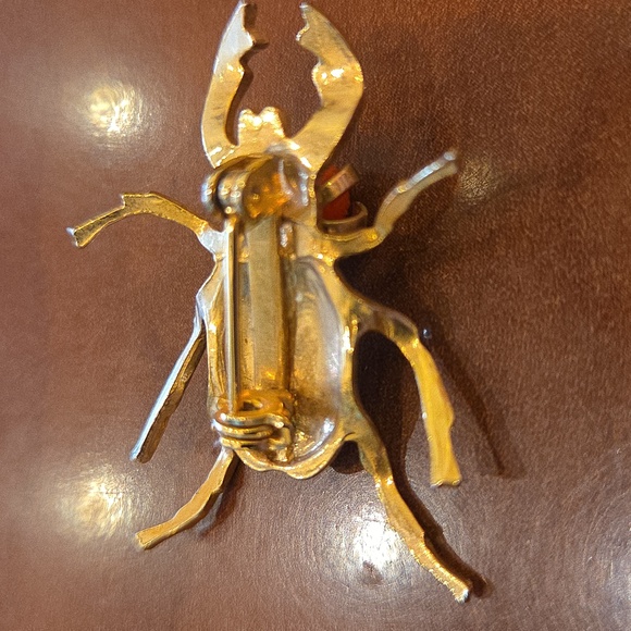 10k Gold Bug Brooch With Coral - Picture 3 of 4